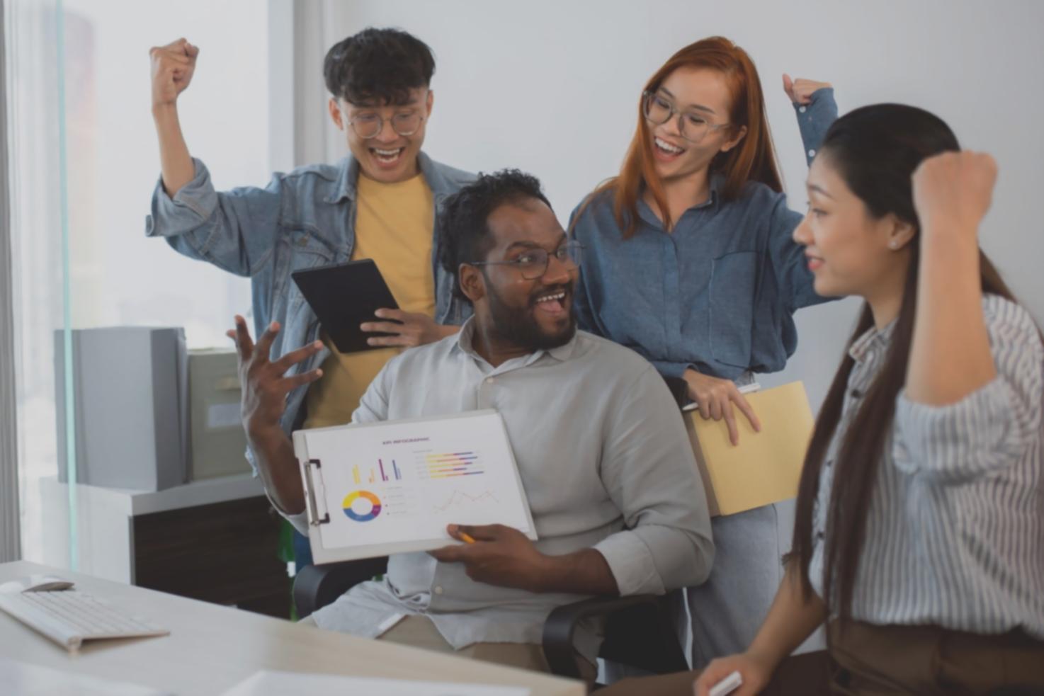 Analisi SEO su schermo con grafici di posizionamento