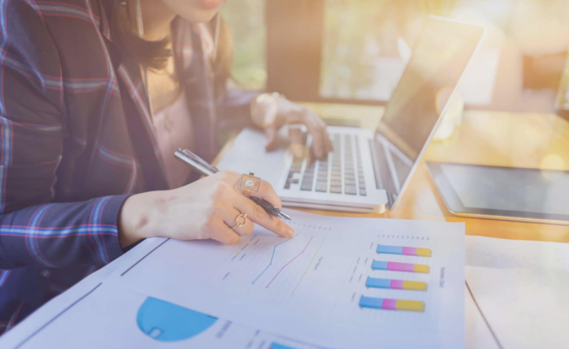 Corso di strumenti SEO con schermo di analisi dati